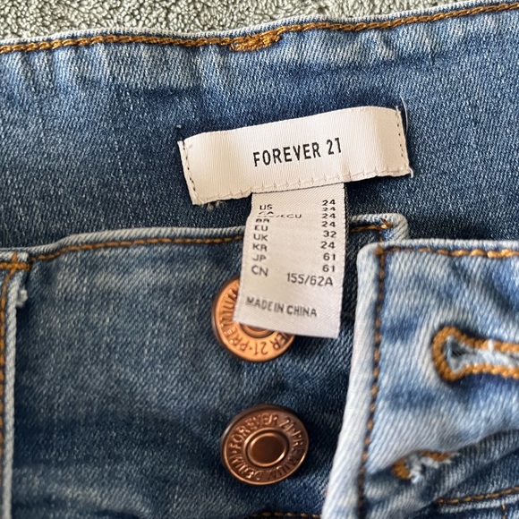 Forever 21 denim shorts- brand new - Picture 3 of 3